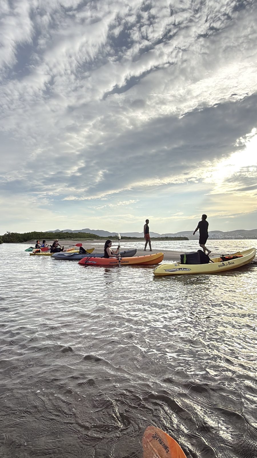 Kayaks al atardecer en la orilla de La Paz