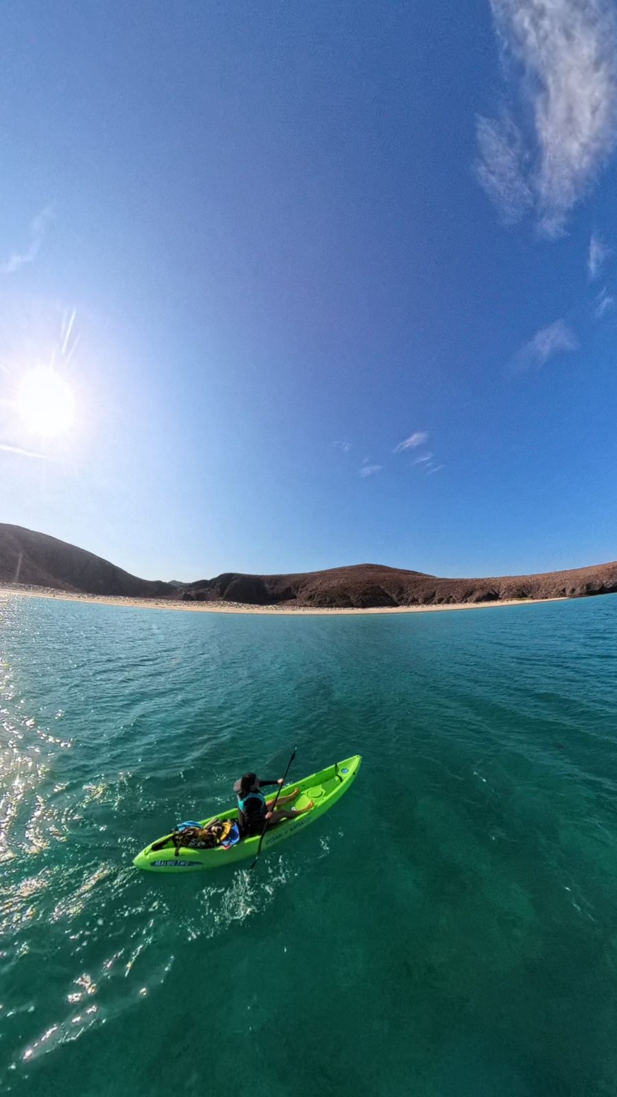 Kayak en la playa de Tecolote con el agua cristalina y el cerro