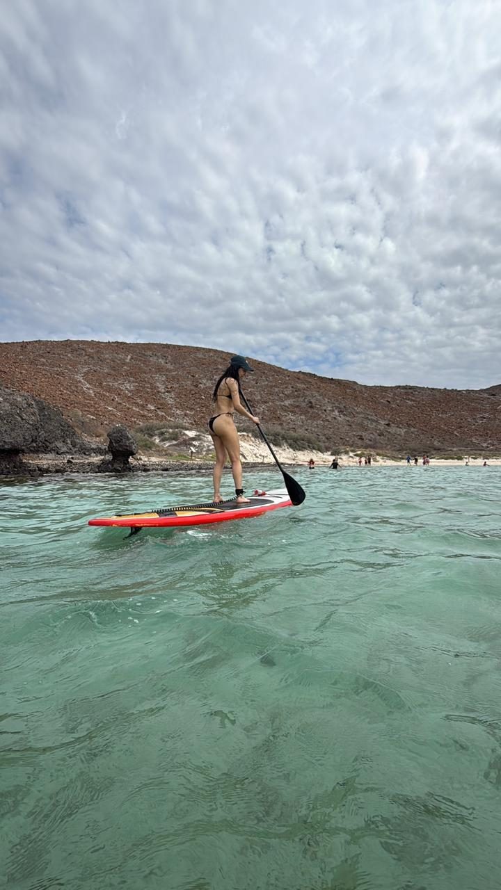 Paddleboarder remando en las aguas tranquilas de La Paz